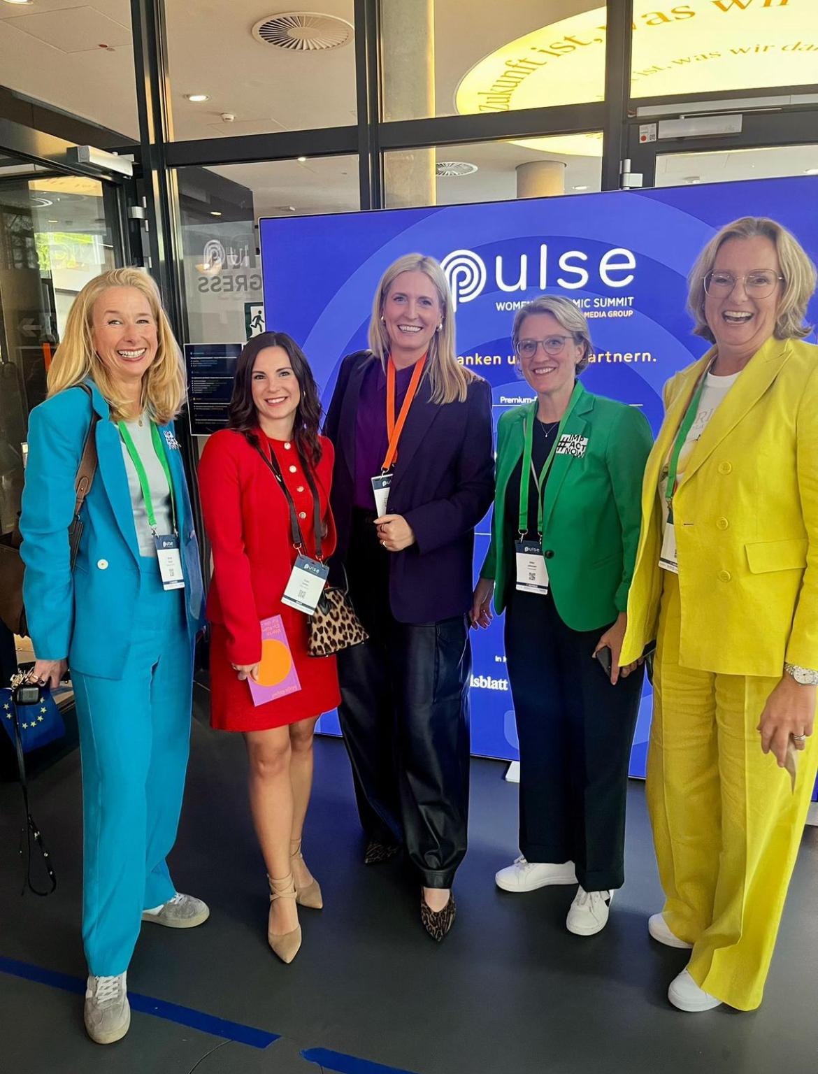 Dr. Marie-Christine Frank – Pulse Summit 2025 Kommunikationsexpertin und PR-Expertin Dr. Marie-Christine Frank mit vier anderen Netzwerkerinnen beim PULSE Summit 2025.