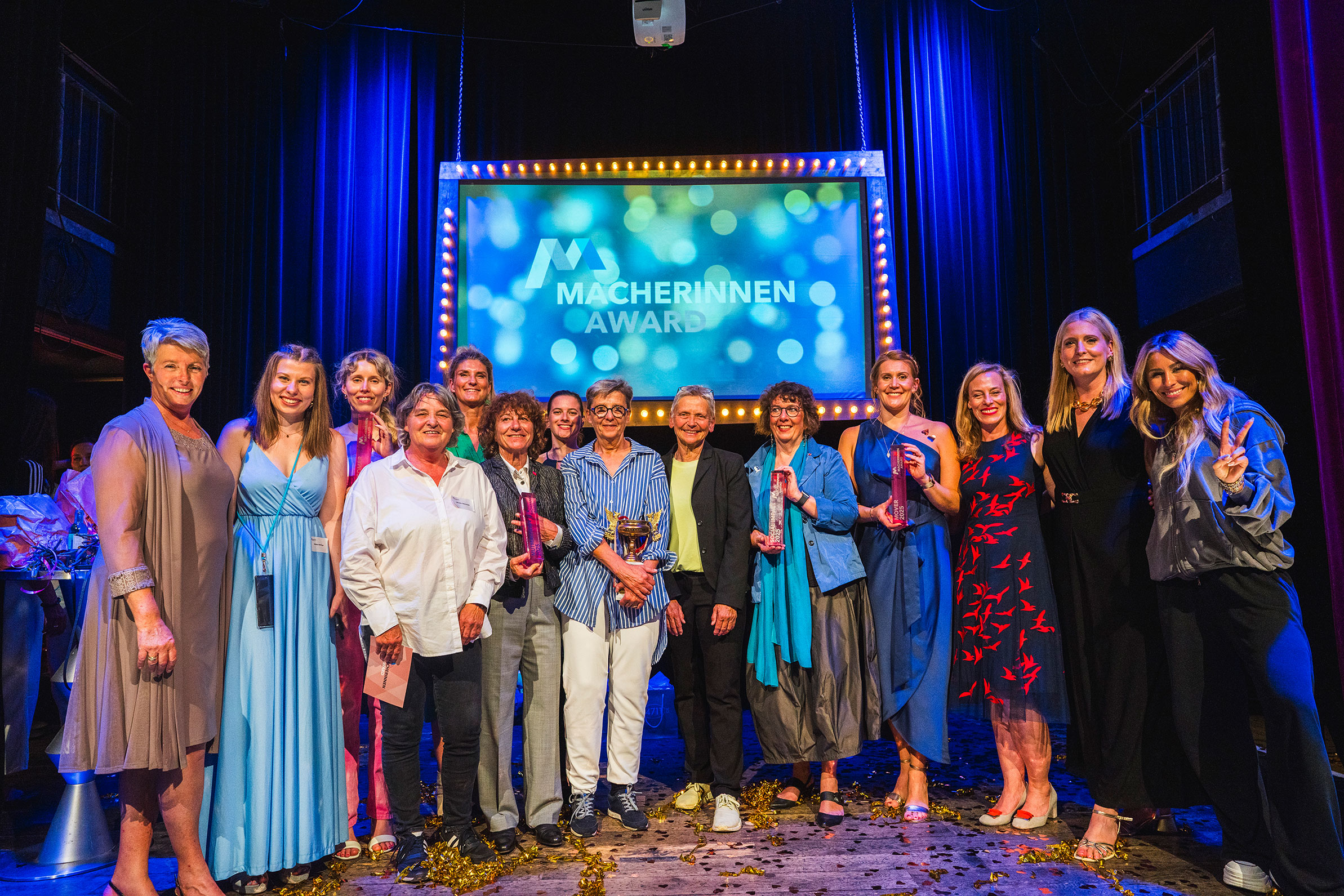 Dr. Marie-Christine Frank - Macherinnen Award Das Team des Macherinnen Awards rund um Kommunikationsexpertin Dr. Marie-Christine Frank. Gemeinsam feiern sie die Gewinnerinnen des Awards.